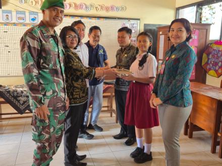 Penyerahan Paket Makan Bergizi Gratis yang pertama